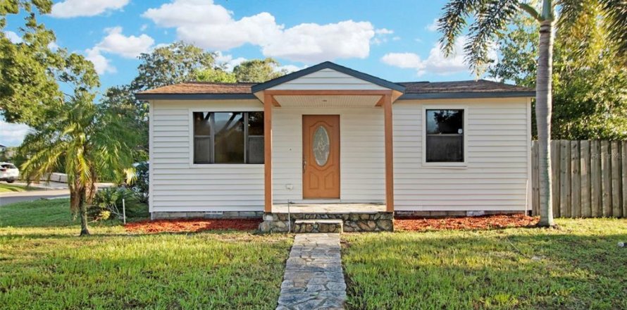 House in Saint Petersburg, Florida 3 bedrooms, 144 sq.m. № 1347322