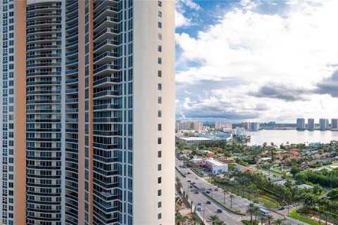 Condo in Sunny Isles Beach, Florida, 2 bedrooms  № 802390 - photo 8