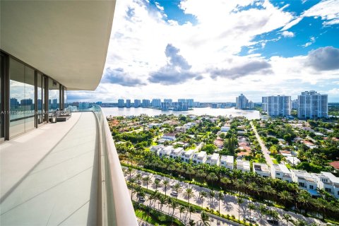 Condo in Sunny Isles Beach, Florida, 2 bedrooms  № 802390 - photo 1