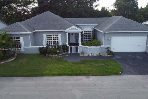 House in Tamarac, Florida 3 bedrooms, 192.03 sq.m. № 1355435 - photo 2