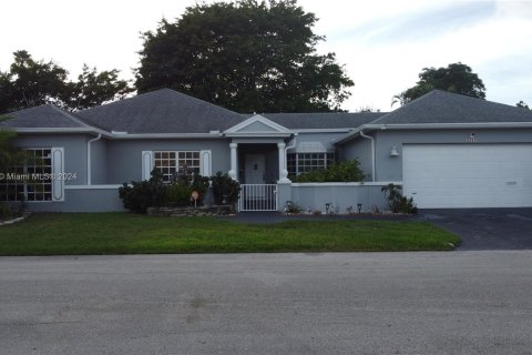 House in Tamarac, Florida 3 bedrooms, 192.03 sq.m. № 1355435 - photo 4