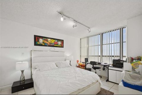 Condominio en venta en Hallandale Beach, Florida, 2 dormitorios, 130.06 m2 № 1355395 - foto 4