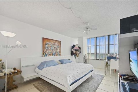 Condominio en venta en Hallandale Beach, Florida, 2 dormitorios, 130.06 m2 № 1355395 - foto 2