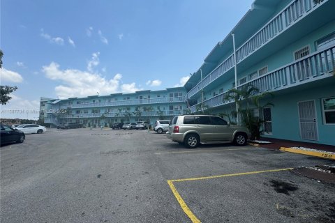 Condo in Miami, Florida, 1 bedroom  № 1179998 - photo 2