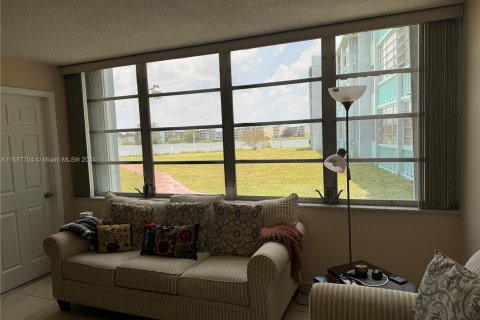 Condo in Miami, Florida, 1 bedroom  № 1179998 - photo 6