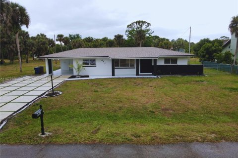 House in Lehigh Acres, Florida 4 bedrooms, 111.48 sq.m. № 1147582 - photo 1