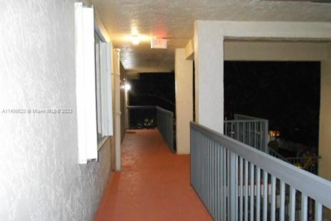 Condominio en venta en Tamarac, Florida, 2 dormitorios, 117.99 m2 № 886054 - foto 2