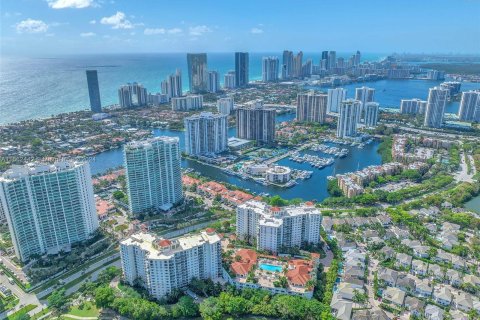 Condo in Aventura, Florida, 2 bedrooms  № 1138447 - photo 1