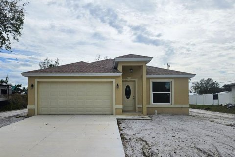 House in Port Charlotte, Florida 3 bedrooms, 148.64 sq.m. № 966428 - photo 1