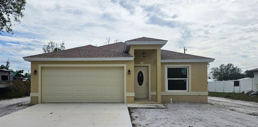 House in Port Charlotte, Florida 3 bedrooms, 148.64 sq.m. № 966428