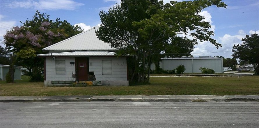 Commercial property in Okeechobee, Florida 88.81 sq.m. № 626185