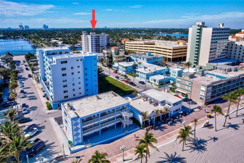 Condominio en venta en Hollywood, Florida, 2 dormitorios, 104.98 m2 № 998641 - foto 2