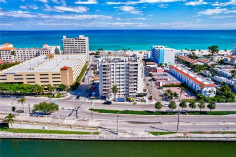 Condominio en venta en Hollywood, Florida, 2 dormitorios, 104.98 m2 № 998641 - foto 1