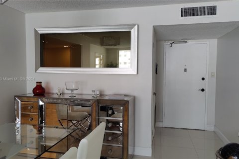 Condo in Aventura, Florida, 2 bedrooms  № 1176217 - photo 19