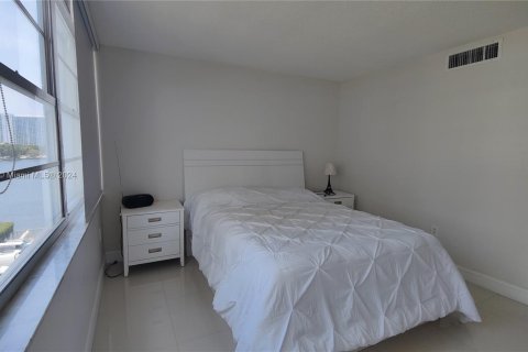 Condo in Aventura, Florida, 2 bedrooms  № 1176217 - photo 16