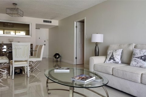 Condo in Aventura, Florida, 2 bedrooms  № 1176217 - photo 14