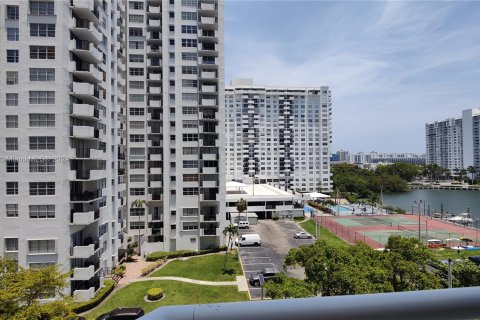 Condo in Aventura, Florida, 2 bedrooms  № 1176217 - photo 24