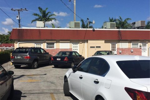 Commercial property in Dania Beach, Florida № 1127162 - photo 1