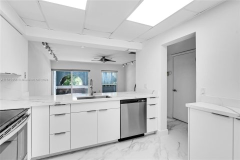 Townhouse in Miami, Florida 2 bedrooms, 120.68 sq.m. № 1173557 - photo 7