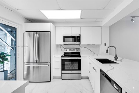 Townhouse in Miami, Florida 2 bedrooms, 120.68 sq.m. № 1173557 - photo 6