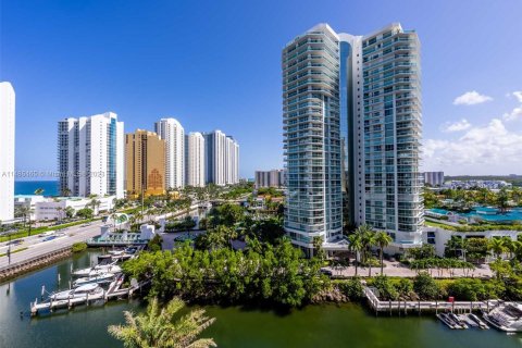 Condo in Sunny Isles Beach, Florida, 3 bedrooms  № 839511 - photo 1