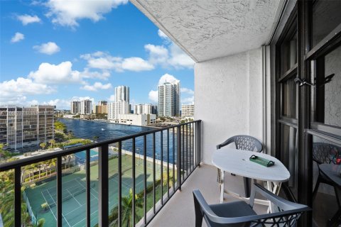 Condo in Hallandale Beach, Florida, 1 bedroom  № 1378967 - photo 1