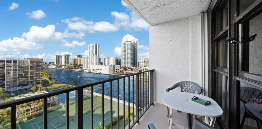 Condo in Hallandale Beach, Florida, 1 bedroom  № 1378967