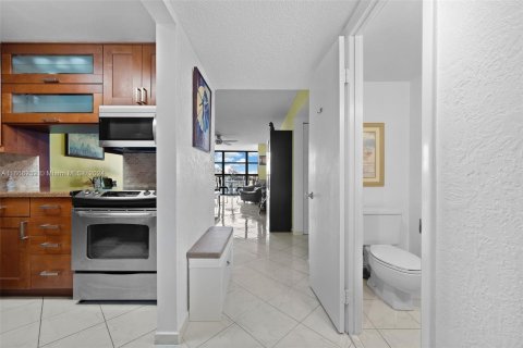 Condo in Hallandale Beach, Florida, 1 bedroom  № 1378967 - photo 5