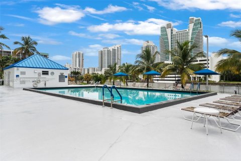 Condo in Hallandale Beach, Florida, 1 bedroom  № 1378967 - photo 16