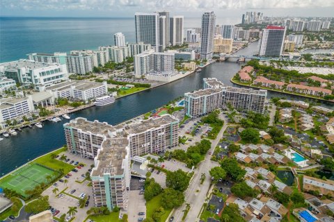 Condo in Hallandale Beach, Florida, 1 bedroom  № 1378967 - photo 11