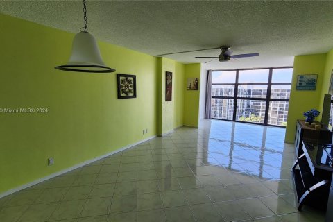 Condo in Hallandale Beach, Florida, 1 bedroom  № 1378967 - photo 9