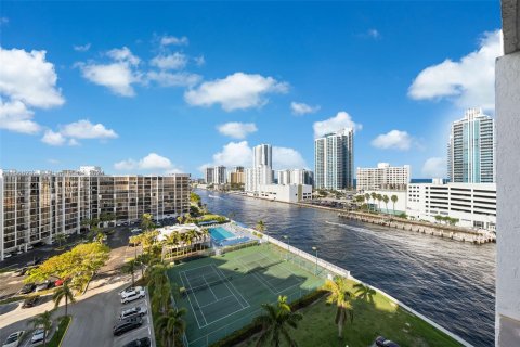 Condo in Hallandale Beach, Florida, 1 bedroom  № 1378967 - photo 2