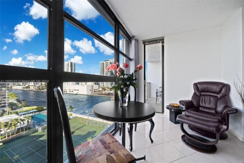 Condo in Hallandale Beach, Florida, 1 bedroom  № 1378967 - photo 3