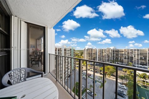 Condo in Hallandale Beach, Florida, 1 bedroom  № 1378967 - photo 17