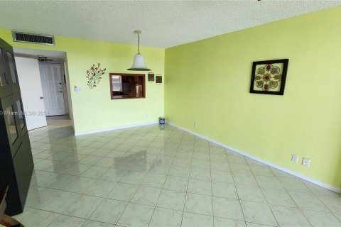 Condo in Hallandale Beach, Florida, 1 bedroom  № 1378967 - photo 10