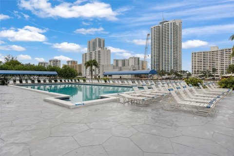 Condo in Hallandale Beach, Florida, 1 bedroom  № 1378967 - photo 14