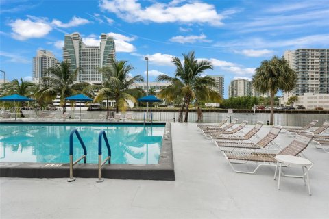 Condo in Hallandale Beach, Florida, 1 bedroom  № 1378967 - photo 13