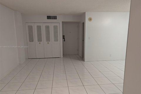 Condo in Sunny Isles Beach, Florida, 1 bedroom  № 1379012 - photo 17