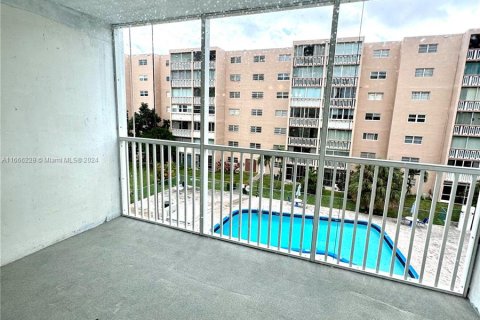 Condo in Hallandale Beach, Florida, 1 bedroom  № 1379013 - photo 3