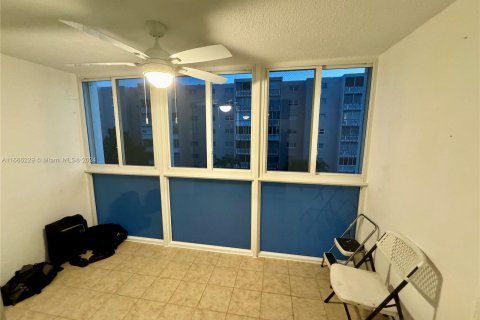 Condominio en venta en Hallandale Beach, Florida, 1 dormitorio, 78.69 m2 № 1379013 - foto 13