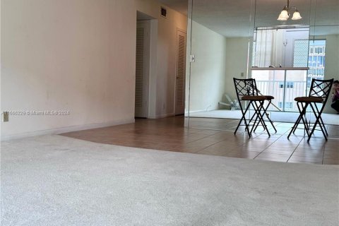 Condo in Hallandale Beach, Florida, 1 bedroom  № 1379013 - photo 4