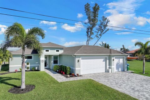 Villa ou maison à vendre à Cape Coral, Floride: 3 chambres, 178.84 m2 № 1000683 - photo 1