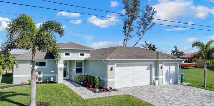 House in Cape Coral, Florida 3 bedrooms, 178.84 sq.m. № 1000683