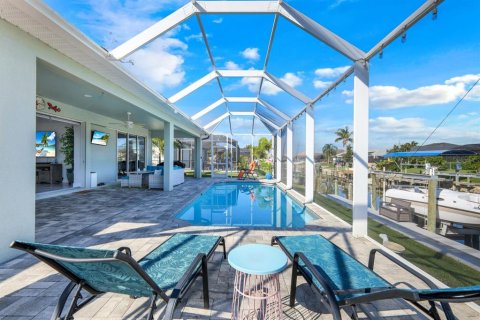 Villa ou maison à vendre à Cape Coral, Floride: 3 chambres, 178.84 m2 № 1000683 - photo 2