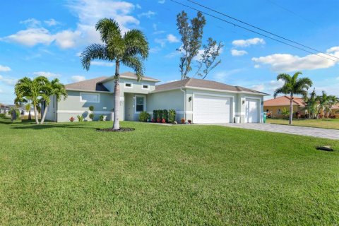 House in Cape Coral, Florida 3 bedrooms, 178.84 sq.m. № 1000683 - photo 30