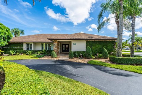 Villa ou maison à vendre à Miami, Floride: 5 chambres, 360.83 m2 № 1305360 - photo 1