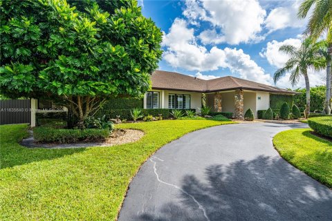 Villa ou maison à vendre à Miami, Floride: 5 chambres, 360.83 m2 № 1305360 - photo 2