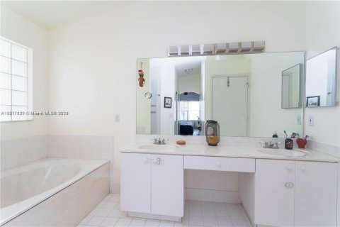 House in Pembroke Pines, Florida 3 bedrooms, 152.08 sq.m. № 1146878 - photo 11