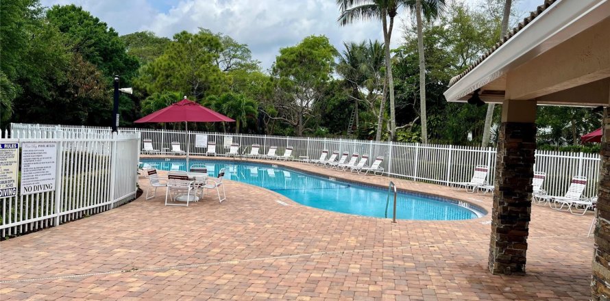 Villa ou maison à Coconut Creek, Floride 5 chambres, 263.47 m2 № 1005016