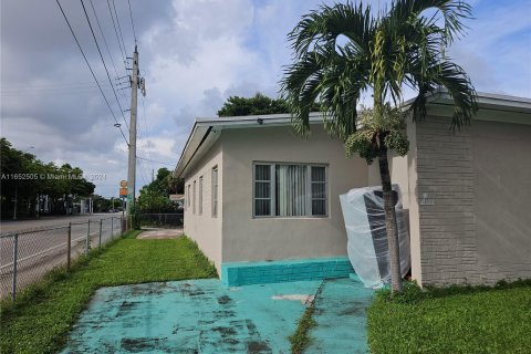 House in Miami, Florida 2 bedrooms, 99.68 sq.m. № 1345891 - photo 1